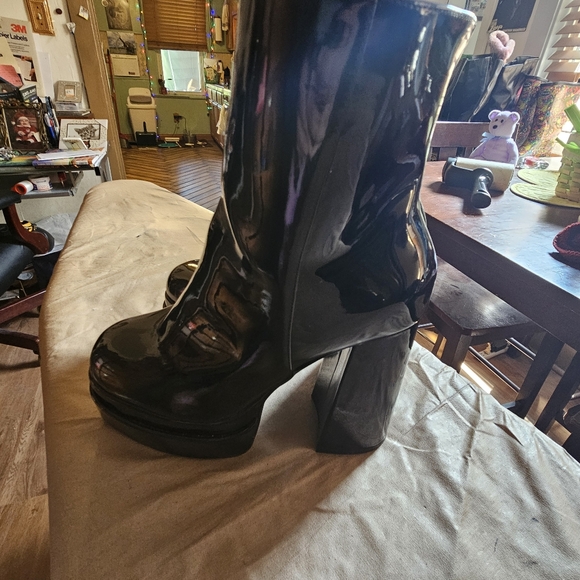 Charlotte Russe faux patent leather platform boots. Size 8 - Picture 3 of 7
